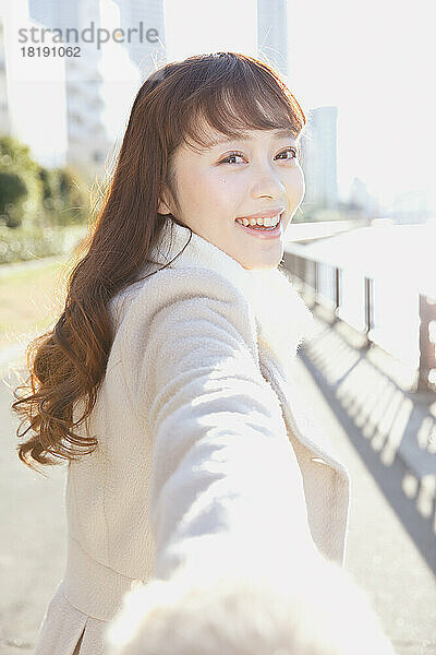 Japanische Frau blickt mit einem Lächeln zurück