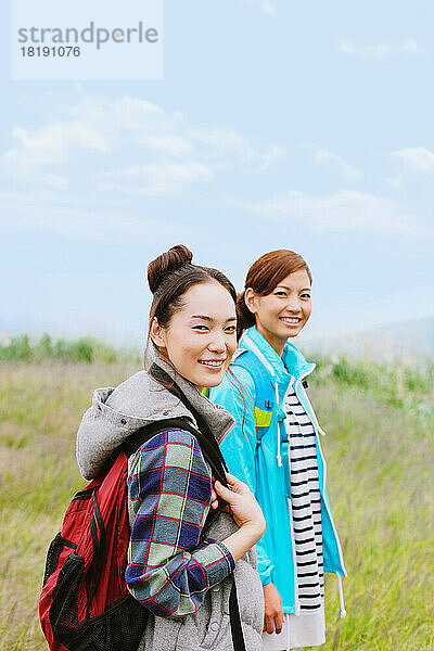 Zwei japanische Frauen beim Trekking