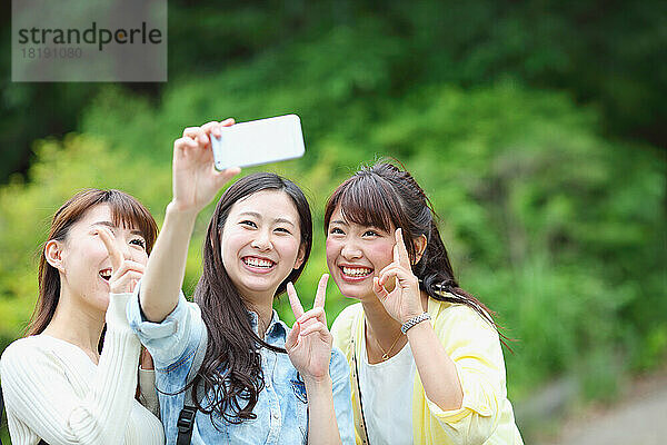 Japanische Frauen machen ein Selfie