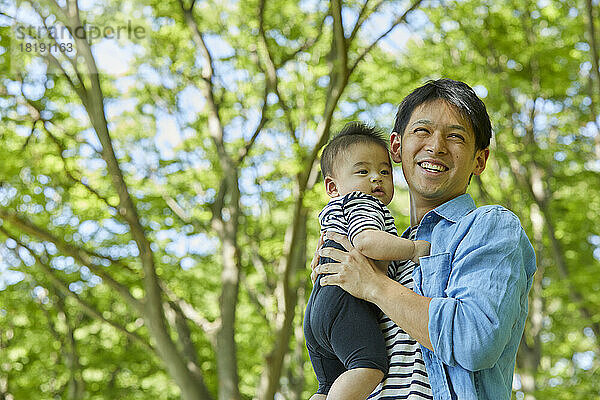 Japanischer Vater hält Baby