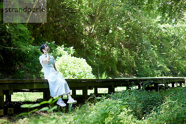 Junge Japanerin in einem Stadtpark