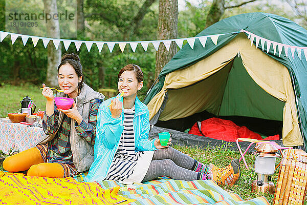 Zwei japanische Frauen campen