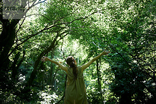 Japanerin im Wald