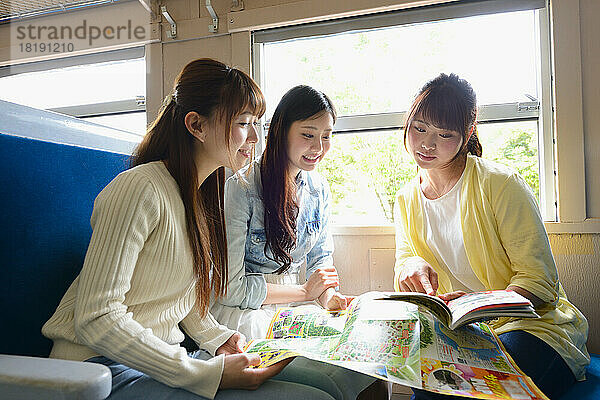 Japanische Frauen reisen mit dem Zug