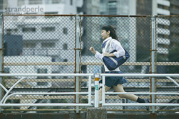 Japanisches Highschool-Mädchen läuft