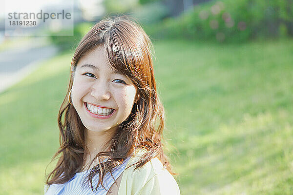 Japanische Frau lächelt