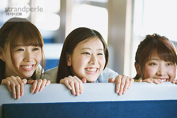 Japanische Frauen haben Spaß im Zug