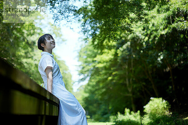 Junge Japanerin in einem Stadtpark