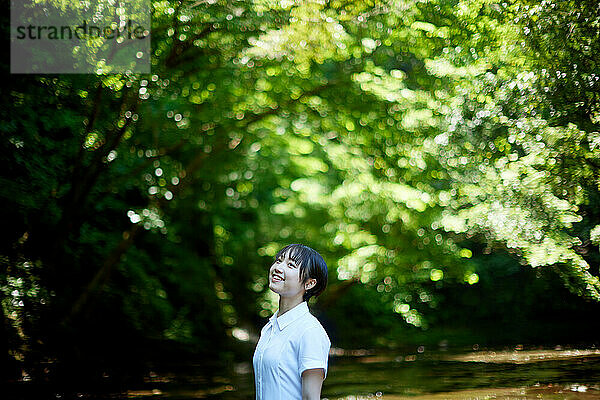 Junge Japanerin in einem Stadtpark