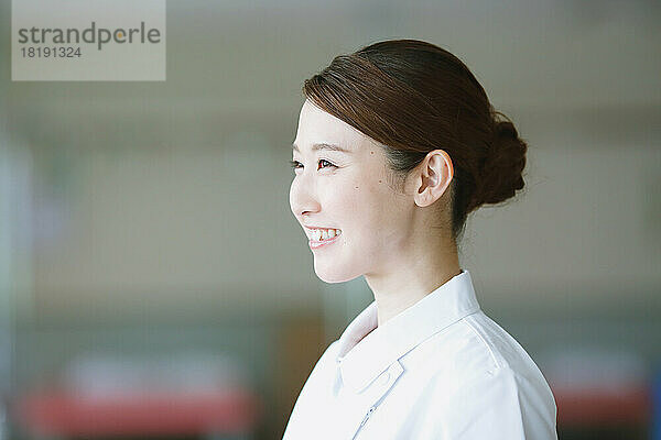 Lächelnde junge japanische Krankenschwester