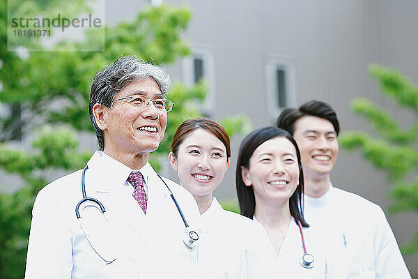 Lächelndes Ärzteteam
