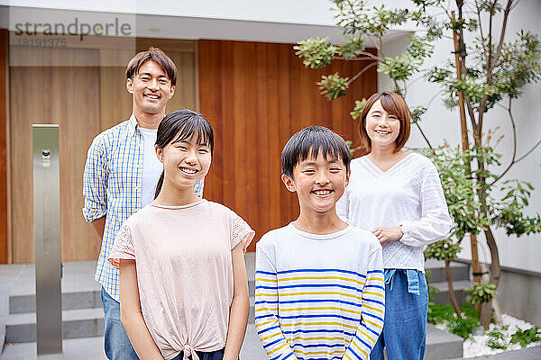 Japanische Familie zu Hause