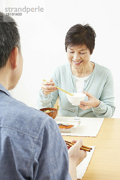 Japanisches älteres Paar beim Essen
