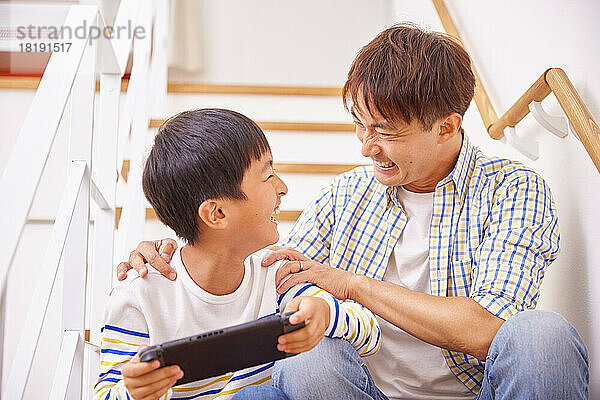 Japanische Familie zu Hause