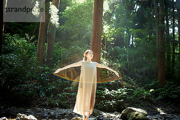 Japanerin im Wald