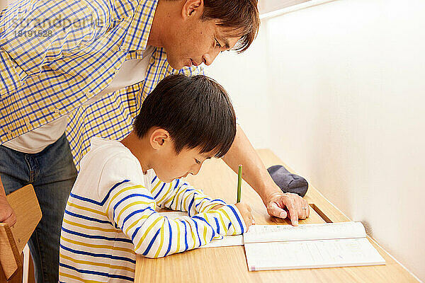 Japanisches Kind lernt zu Hause