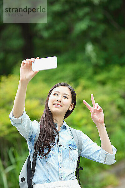 Japanerin macht ein Selfie