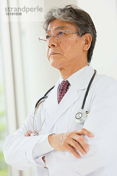 Japanischer Arzt im Flur