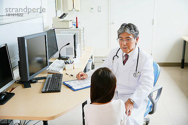 Mädchen wird von einem japanischen Arzt untersucht