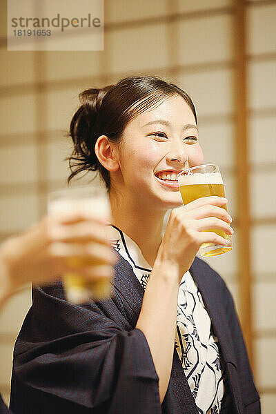Japanische Frau beim Abendessen in einem Gasthaus mit heißen Quellen