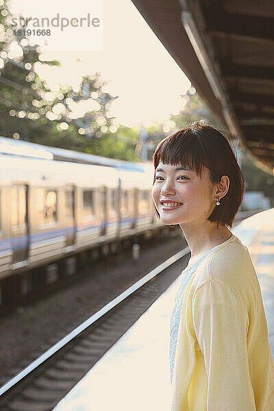 Junge Japanerin wartet auf den Zug