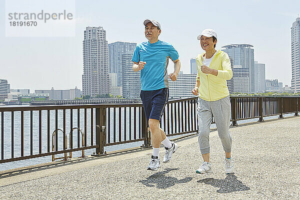 Japanisches älteres Paar beim Joggen