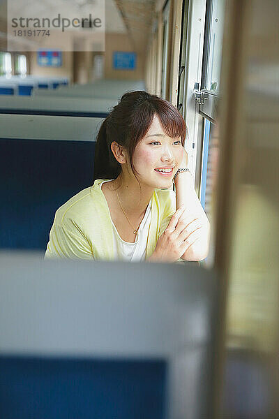 Japanerin reist mit dem Zug