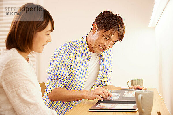 Japanische Familie zu Hause