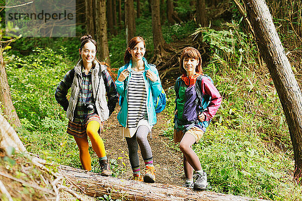 Drei Mädchen wandern in den Bergen