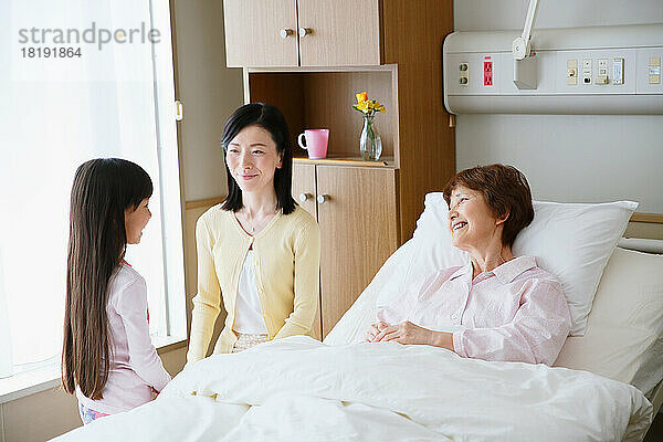 Japanische Frauen der dritten Generation im Krankenzimmer