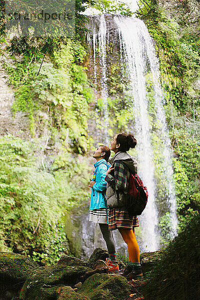 Japanische Frauen beim Trekking