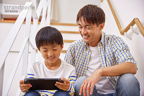 Japanische Familie zu Hause