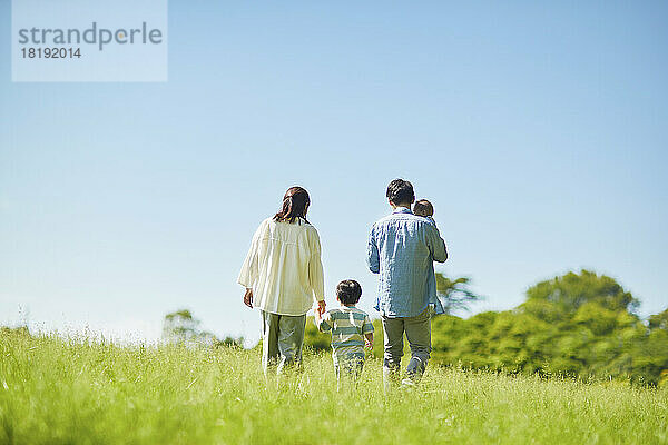 Blauer Himmel und japanische Familie