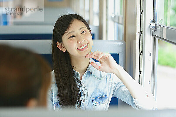 Japanerin reist mit dem Zug