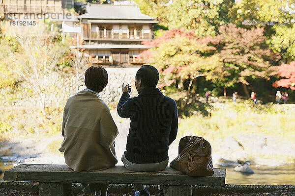 Japanisches älteres Paar  das in der Herbstlaubsaison reist