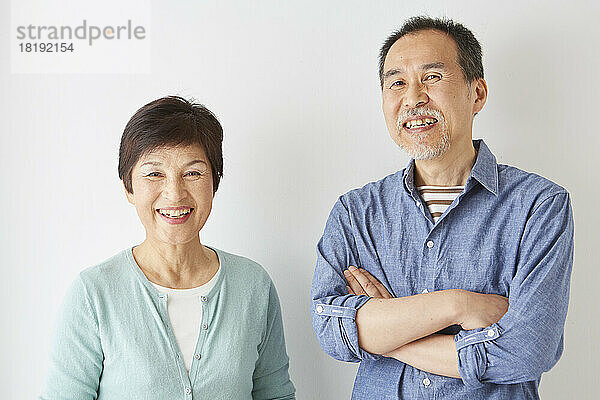 Japanisches älteres Paar mit einem Lächeln