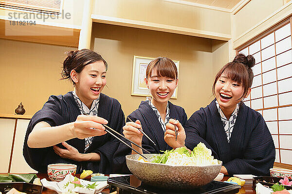 Japanische Frauen essen in einem Gasthaus mit heißen Quellen zu Abend