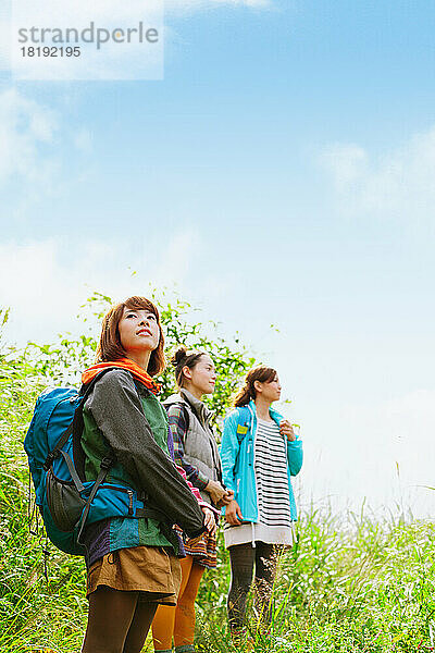 Drei japanische Frauen beim Trekking