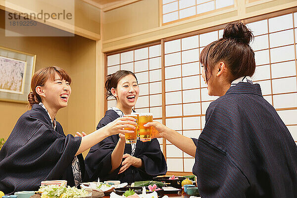 Japanische Frauen essen in einem Gasthaus mit heißen Quellen zu Abend