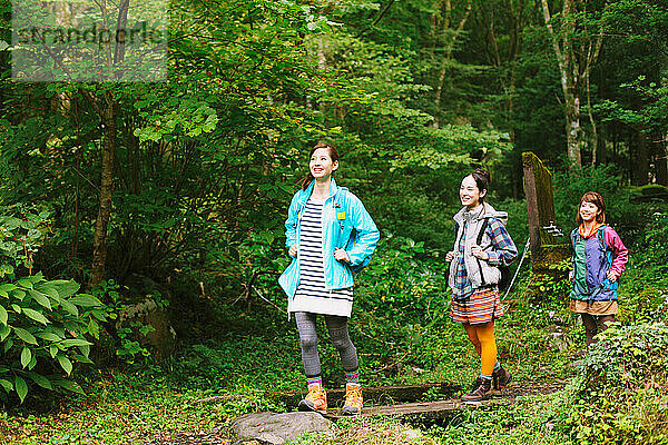 Japanische Frauen beim Trekking