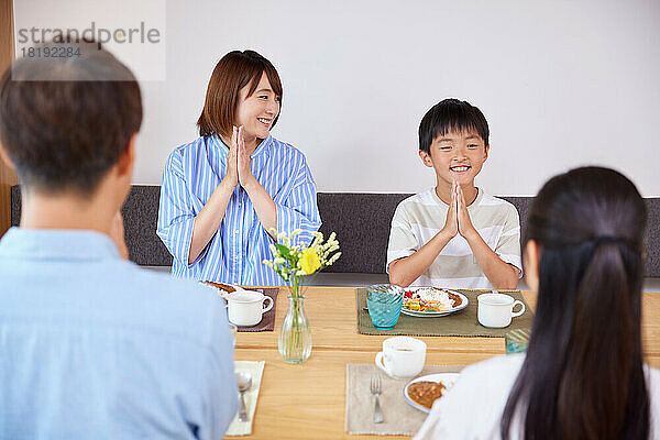 Japanische Familie isst zu Hause