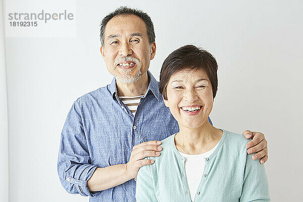 Japanisches älteres Paar mit einem Lächeln