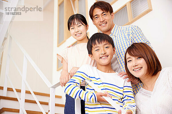 Japanische Familie zu Hause