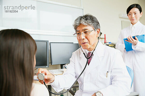 Japanischer Arzt untersucht