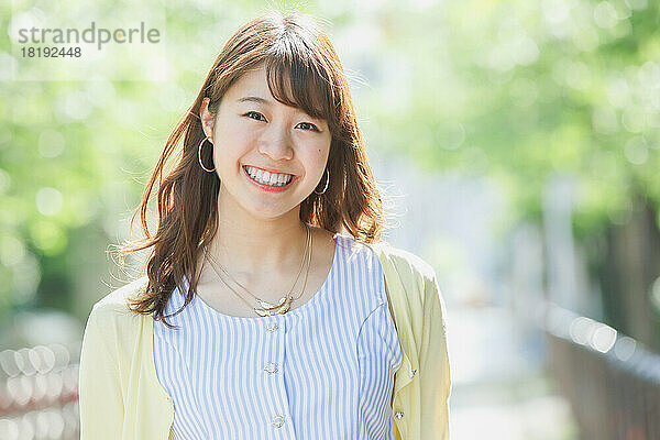 Japanische Frau lächelt