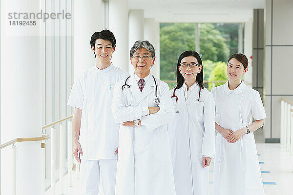 Ärzteteam lächelt im Flur