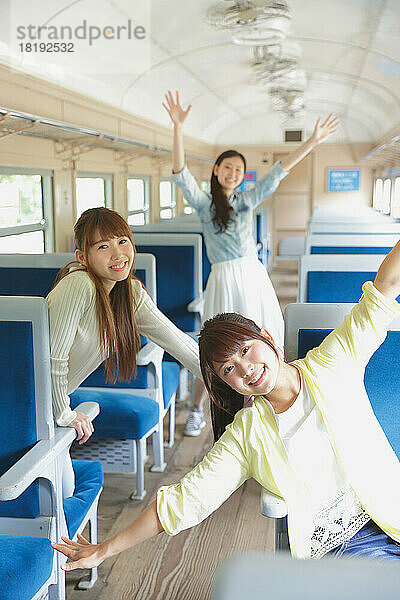 Japanische Frauen haben Spaß im Zug