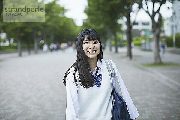 Lächelndes japanisches Highschool-Mädchen