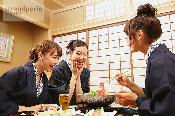 Japanische Frauen essen in einem Gasthaus mit heißen Quellen zu Abend