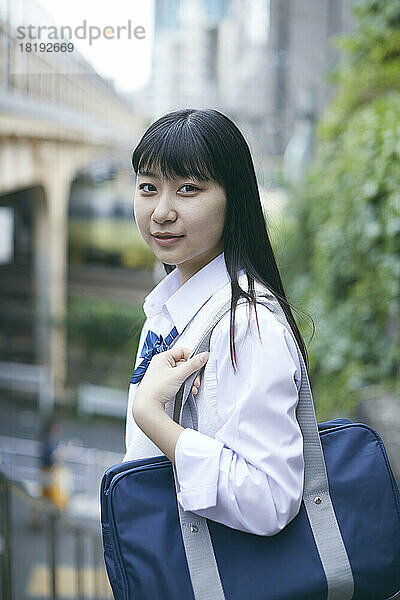 Lächelndes japanisches Highschool-Mädchen